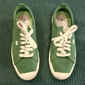 Cariuma Low Top Sneakers